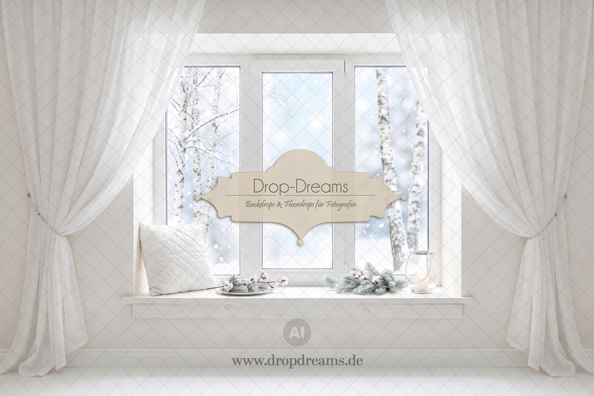 Winter-Backdrop Winter Window mit weißem Sprossenfenster, Cremegazevorhängen und Birkenwald-Ausblick in Weiß und Eisblau von Drop-Dreams